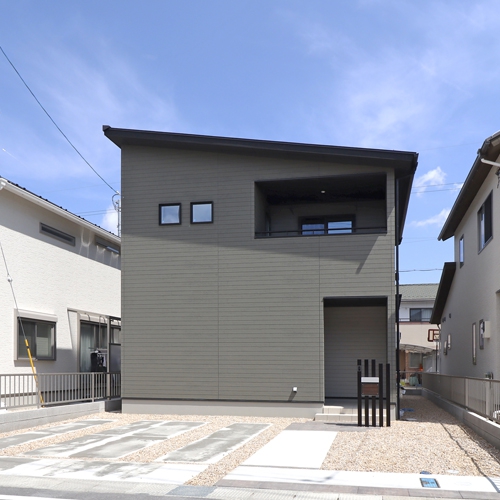 シンプルシック片流れ屋根の家