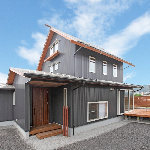 ロジアに広がるリビング<br>自然素材の木のぬくもりに包まれた住まい
