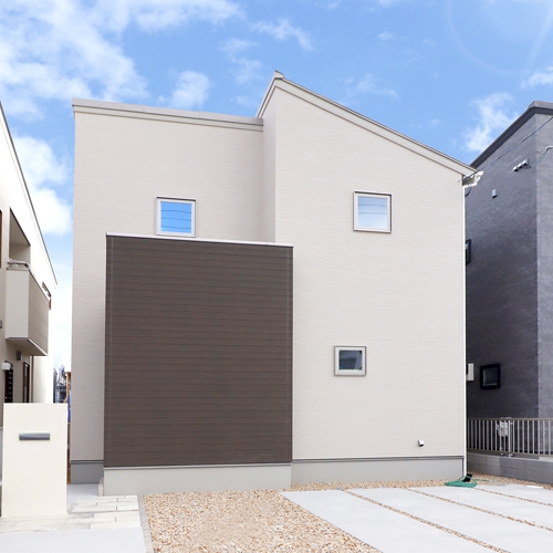 アイランドキッチンのあるLDK<br>豊かな空間で食事を楽しむ家
