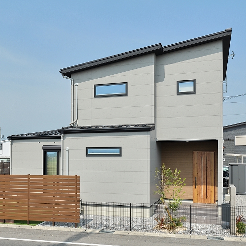 木の温もりと光に包まれた<br>横並びダイニングキッチンの家