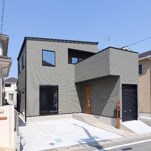 バイク車庫をスタイリッシュに<br>デザインした片流れ屋根の家