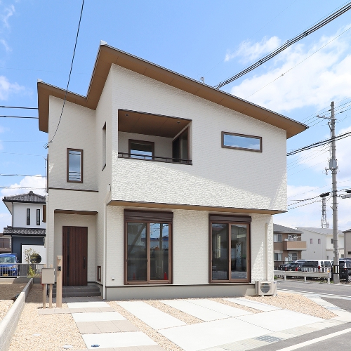 片流れ屋根とウッド調の建具が印象的な外観の家