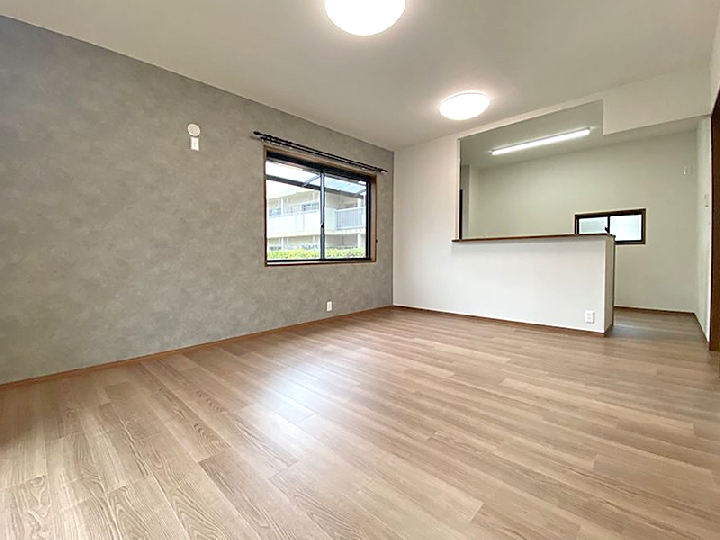 床と壁の色調を整え、落ち着きのあるモダンなLDKへリフォーム。アクセントウォールで空間に深みを持たせて。