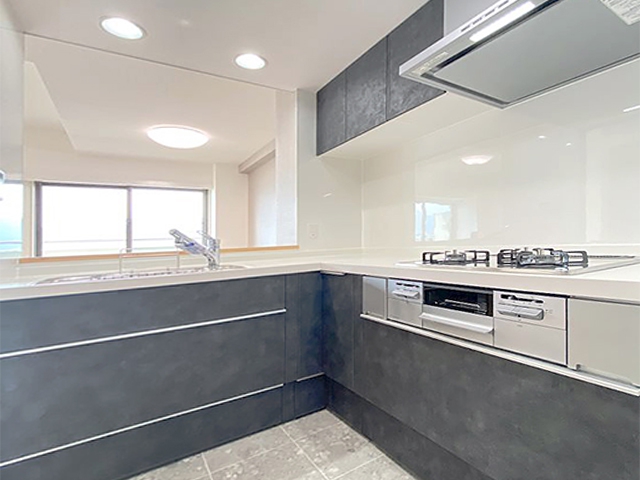 対面の垂れ壁を撤去し、開放感のあるキッチンに変わりました