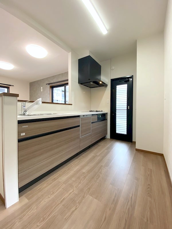 落ち着いた木目デザインで統一し、隣接するLDKとも美しく調和。毎日の料理がより楽しくなる空間。