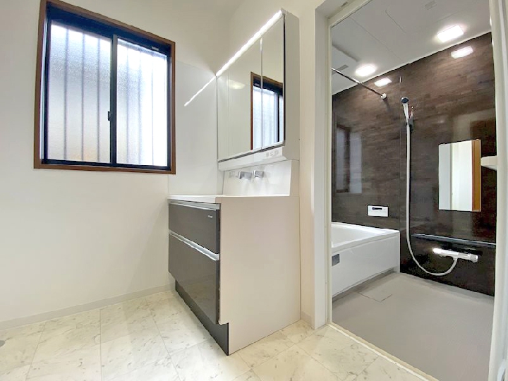 清潔感を高めつつ、浴室は深みのある色でくつろぎの雰囲気に仕上げました。