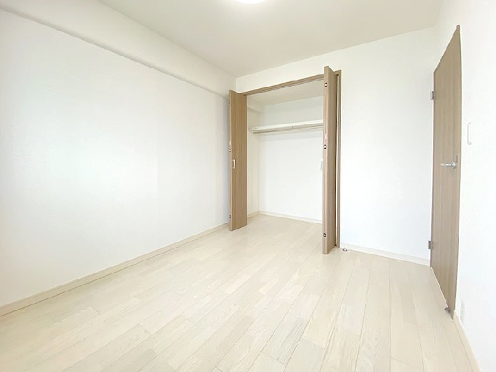 カーペット敷の洋室をフローリング床に